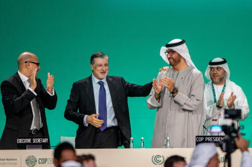 Cop28، الوثيقة النهائية المعتمدة:الالتزام بـ "الابتعاد" عن الوقود الأحفوري بحلول عام 2050