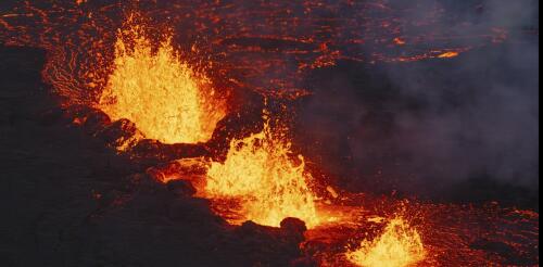 在连续几周发出地震警报后，火山爆发照亮了冰岛——一位地质学家解释了正在发生的事情