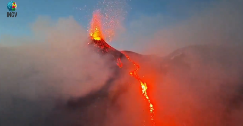 埃特纳火山的高度不断增长，而火山灰继续从沃拉金流出：改道的航班