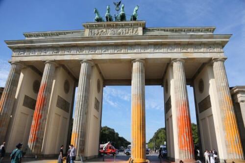 Berlin, Last Generation beschmiert das Brandenburger Tor:„Wir werden so lange weitermachen, bis es eine radikale Veränderung gibt“ – Das Video