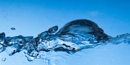 Wie viel Wasser wird für die Herstellung unserer Kleidung benötigt?