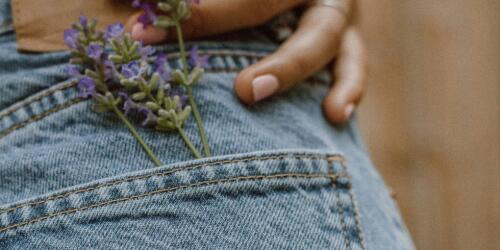 Denim-Tag.Tragen Sie Jeans, um zu betonen, dass Gewalt gegen Frauen niemals die Schuld der Opfer ist