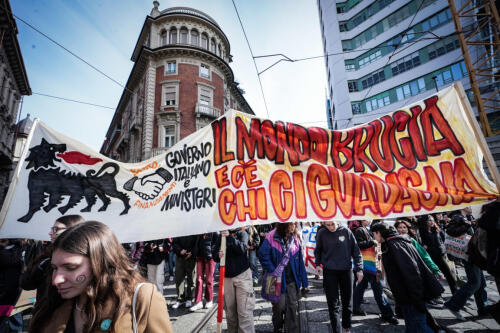 Verdorbener Fisch, Farbe und Abwasser:die Rückkehr auf die Straße von Fridays for Future gegen den Klimawandel – Fotos und Videos