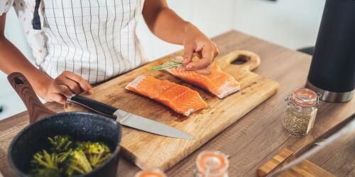 Lachs, ernährungsphysiologische Eigenschaften und Umweltauswirkungen von Zuchtlachs