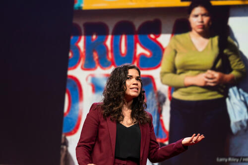 „Präsenz schafft Möglichkeiten“:America Ferrera bei TED2019