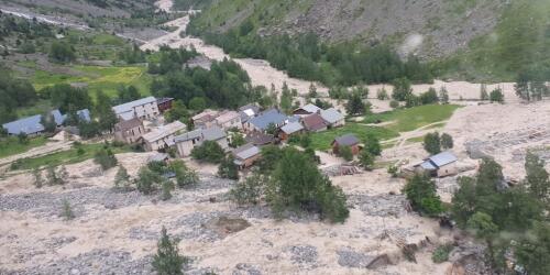 Frankreich, ein Bergdorf, das von „reißender Lava“ weggeschwemmt wurde