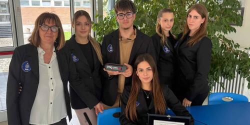 Eine Gruppe von Studenten aus Foligno entwickelt eine Solarabdeckung für Smartphones