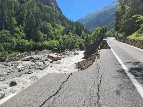 Bulldozer sind in Cogne im Einsatz, um die vom Wasser weggespülte Straße wieder aufzubauen