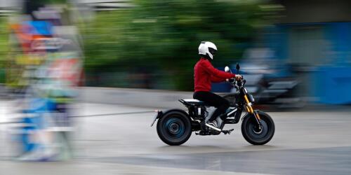 CE 02, what the BMW electric scooter offers and how it goes