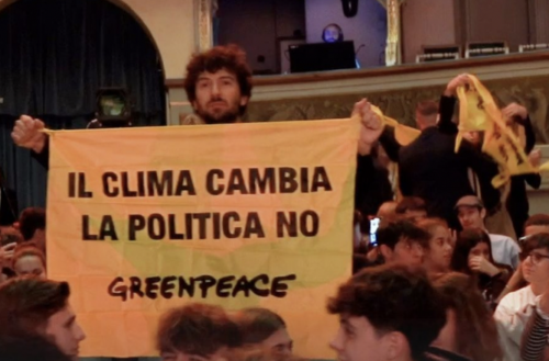 Salvini challenged by Greenpeace at the Trento Festival.Q&A with activists:«You have understood nothing about life» – The videos