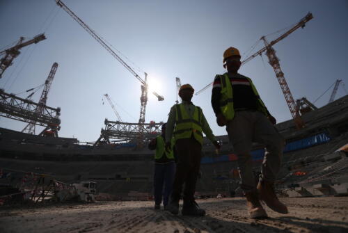 Scorching heat and no breaks for workers, the complaint on the COP28 construction sites in Dubai:the first on climate change and health