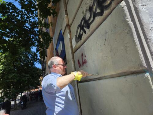 Gualtieri and the mayor of New York painters:wall cleaned in Trastevere