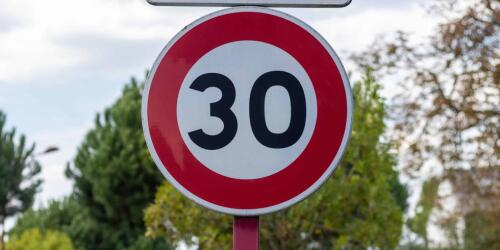 No, the 30 km/h limit in the city does not increase pollution