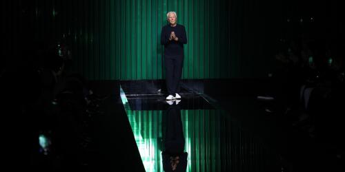 Fashion week, Armani parades in silence out of respect for the Ukrainian people