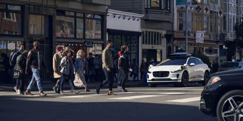 San Francisco, the Californian city opens to self-driving taxis.A video shows the first effects