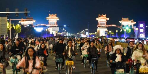 In China there was an enormous critical mass:200 thousand students traveling by bike