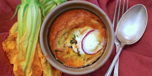 Clafoutis con cebolla morada, flores de calabacín y queso de cabra