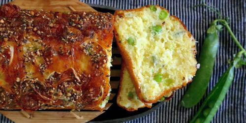 Pastel de ciruelas salado con guisantes y estafarza.Receta fácil y sabrosa