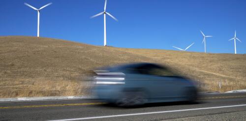 El auge de la fabricación ecológica en Estados Unidos, desde las baterías para vehículos eléctricos hasta la producción de paneles solares, no se basa en energías renovables... todavía