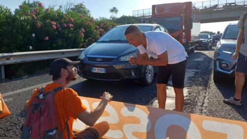 La última generación bloquea la carretera estatal 16 en Bari:"No pagamos por el fósil".El enojo de quienes regresan de vacaciones:Cola de 10 km – El vídeo