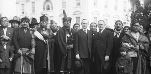 Los gánsteres son los villanos de 'Los asesinos de la luna de las flores', pero el mayor ladrón de riqueza de los nativos americanos fue el gobierno de Estados Unidos