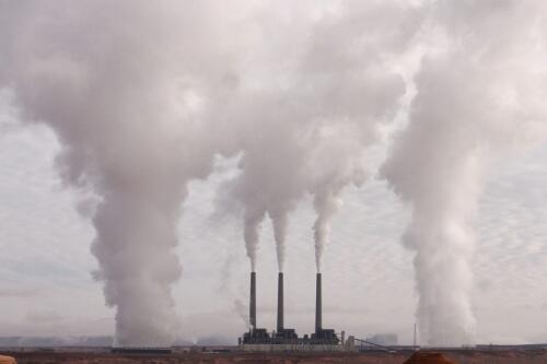 Clima, AIE:“Las emisiones de CO2 están en un nivel récord, pero podrían haber sido tres veces mayores”