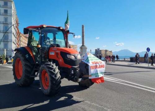 FOTO | VÍDEO | En Nápoles la invasión de cien tractores:El 90% de las empresas en riesgo