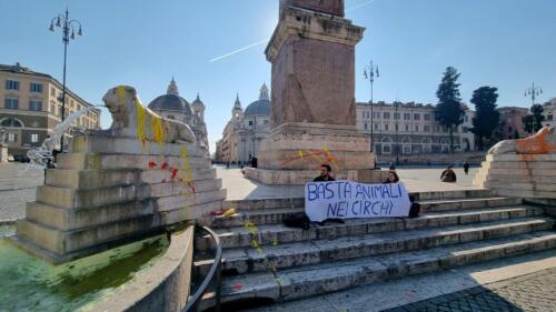 Bombardeo por los derechos de los animales en Roma:la fuente de la Piazza del Popolo estaba manchada de pintura