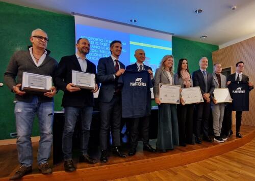 El aeropuerto de Bolonia, el primero de Italia, prohíbe las botellas de plástico:500.000 sustituidos por ladrillos de cartón y latas