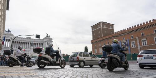 Los italianos y el coche, viajamos menos pero en vehículos viejos y contaminantes