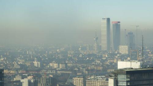 La contaminación, el norte de Italia sigue siendo negro en Europa.«Demasiadas escuelas sin zonas verdes:acciones urgentes para proteger a los niños" – El informe