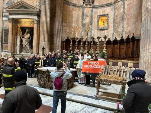 Roma, bombardeo de Última Generación durante la misa en el Panteón.El Monseñor:“Estamos del mismo lado”