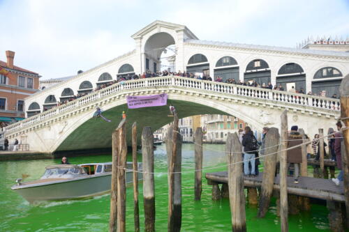 Tinte verde en el Gran Canal, 28 denuncias en Venecia.Y 5 activistas 'expulsados' de la ciudad durante 4 años