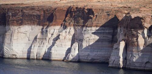 A medida que el cambio climático y el uso excesivo reducen el lago Powell, el paisaje emergente está volviendo a la vida y planteando nuevos desafíos.