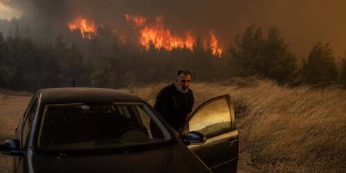 Megaincendio en los alrededores de Atenas, miles de personas huyen