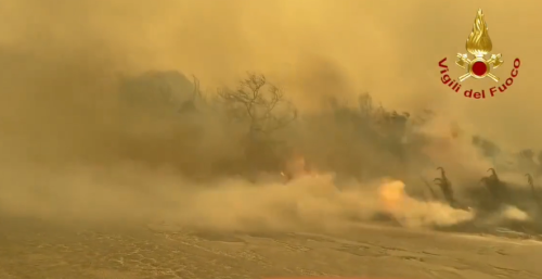 VÍDEO | El Gargano arde:incendio en el bosque de Baia San Felice, 540 personas evacuadas