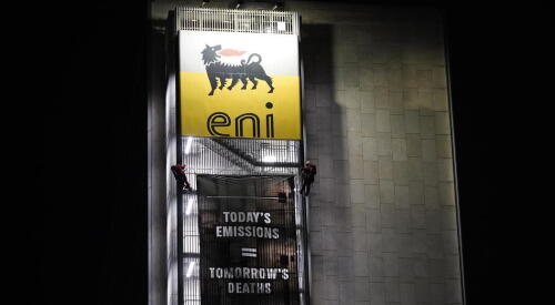 Rome, des militants de Greenpeace en action au siège d'Eni :«Nous dénonçons ses crimes climatiques» – Les photos