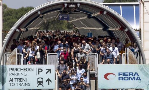 La Foire de Rome a coulé de 30 à 40 centimètres.Mais l'organisation a tout caché en continuant à accueillir des compétitions