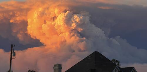 Les incendies de forêt peuvent créer leur propre météo, y compris des tourbillons de feu : un spécialiste de l'atmosphère explique comment