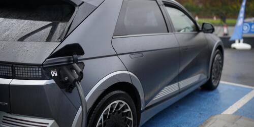 Voitures électriques, la diffusion est freinée par les prix élevés et le scénario géopolitique