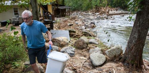 Les risques sanitaires augmentent dans les zones montagneuses inondées par l'ouragan Hélène et privées d'eau potable, d'électricité et d'hôpitaux.