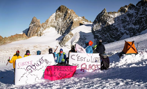 Un glacier occupé contre l'exploitation des montagnes en France