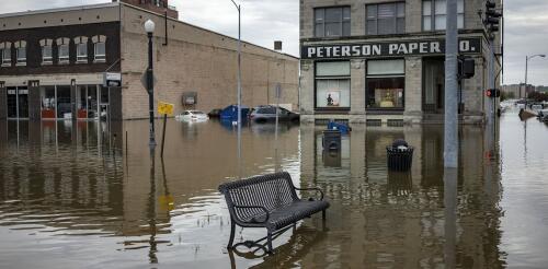 L'infrastructure vieillissante de contrôle des inondations aux États-Unis est en panne : un financement fédéral arrive, mais trop souvent les nouvelles constructions reposent sur d'anciennes données.