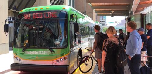 Pourquoi le modeste bus urbain est la clé de l'amélioration des transports publics aux États-Unis