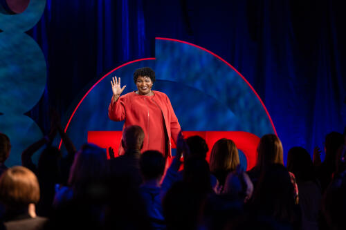 Soyez agressif quant à votre ambition :Stacey Abrams prend la parole à TEDWomen 2018