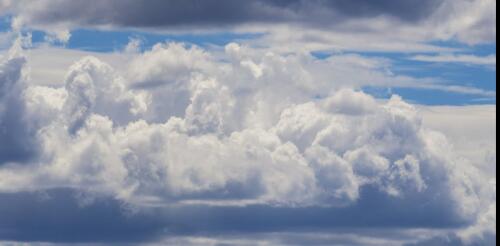 Les microplastiques favorisent la formation de nuages, avec des effets probables sur les conditions météorologiques et climatiques