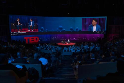 Il CEO di TikTok Shou Chew parla dell'algoritmo e del futuro dell'app in diretta al TED2023