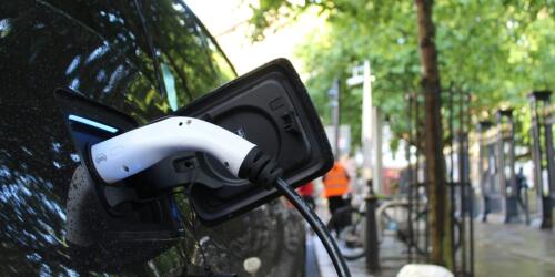 Colonnine di ricarica per auto elettriche, l’Italia (finalmente) accelera e supera quota 50mila