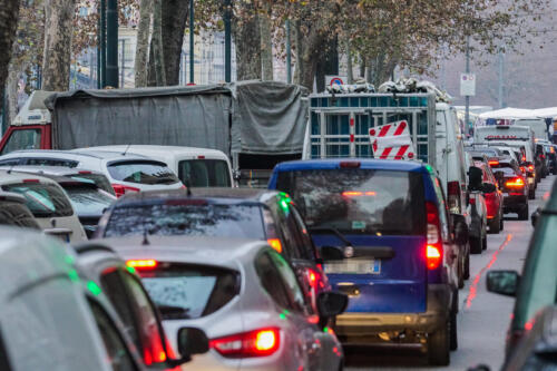 Auto e camion, il Parlamento europeo chiede più tempo per ridurre le emissioni. Il governo Meloni: «Successo dell’Italia, ora maggioranza di destra in Ue»