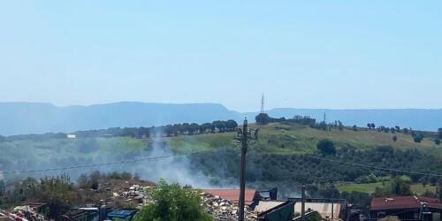 L’incendio di Palmi “è quasi spento” e la qualità dell’aria è “sufficiente”